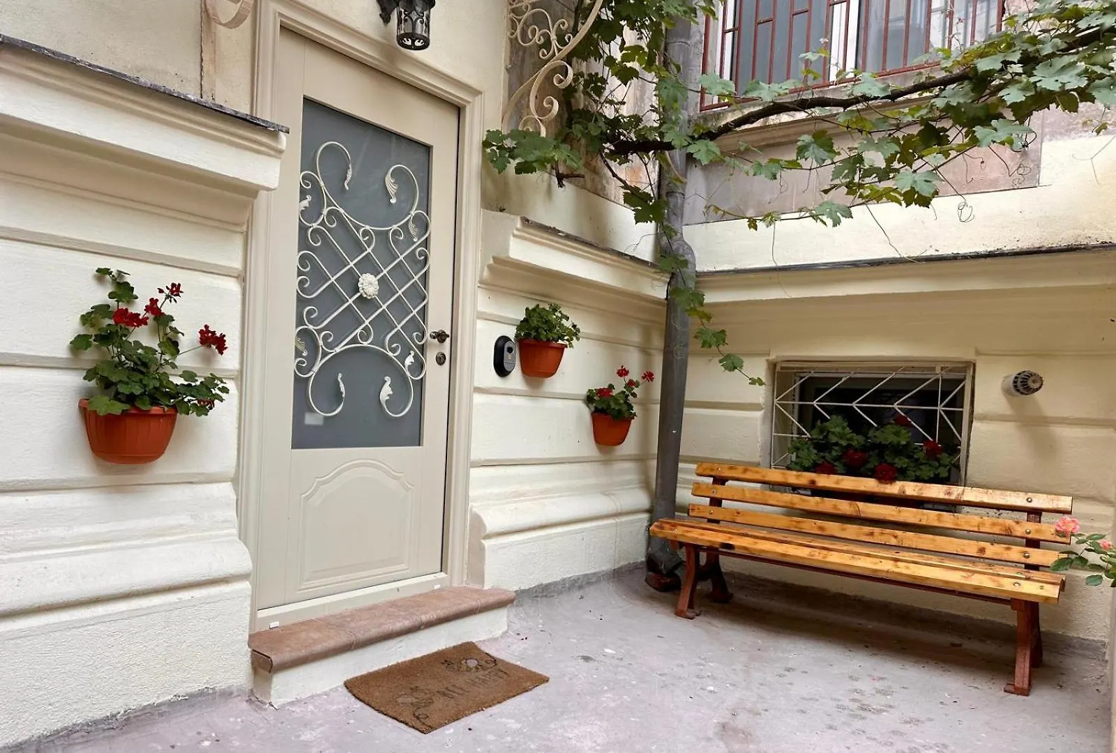 Berindey Neoclasic Apartment Universitate contacts